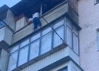 В Краснодарском крае девушка чуть не упала с пятого этажа