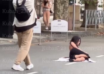 В Сочи лежащая на дороге блогерша позировала ради контента