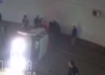 В Краснодаре компания устроила массовую драку и опрокинула машину