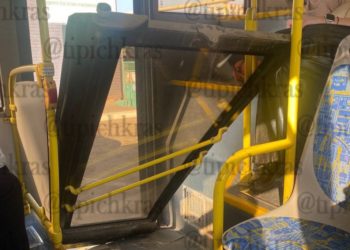 В Краснодаре у маршрутки во время движения отвалилась дверь