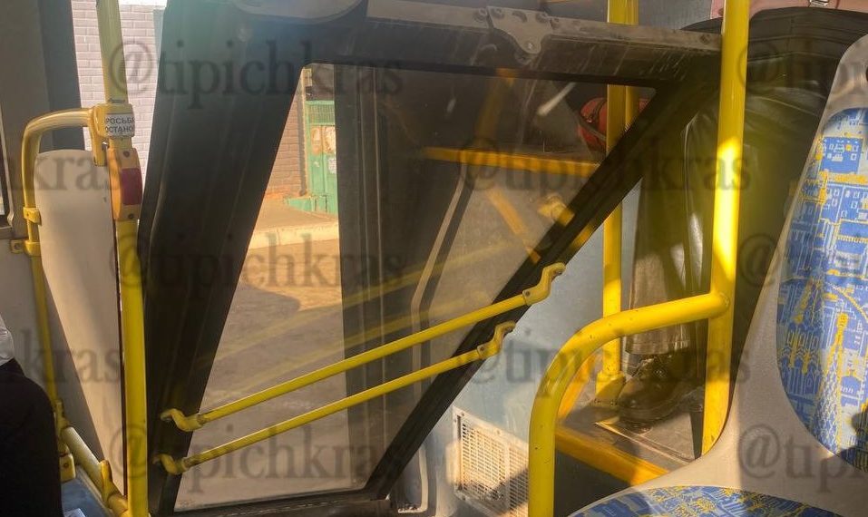 В Краснодаре у маршрутки во время движения отвалилась дверь
