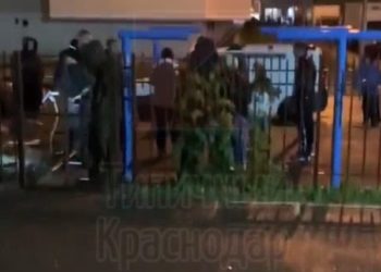 В Краснодаре после поджога машины жители ЖК заварили калитку