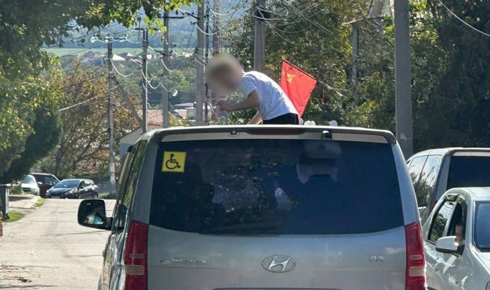 В Анапе оштрафуют родителей, катавших ребенка на крыше авто