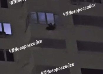 В Новороссийске мужчина висел на балконе и погиб при попытке забраться обратно