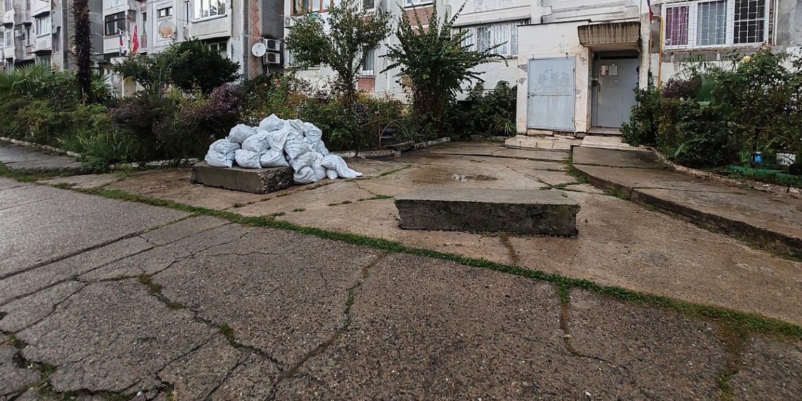 Повреждения вокруг домов на улице Дорога на Большой Ахун могли появиться давно