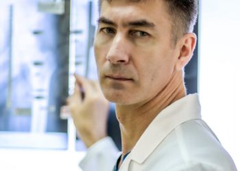 В Сочи от страшной болезни после дня рождения скончался известный врач