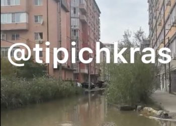 В Краснодаре затопило улицу Мусоргского