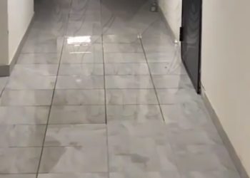 В Краснодаре через противопожарную систему заливает квартиры и подъезд дома