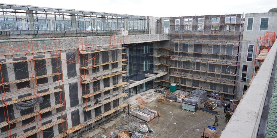 Прошунин: школу на Бытхе в Сочи построили на 70%