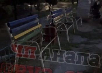 В Анапе мужчина выбросил в мусор сиденья от лавочек из-за матерящихся людей