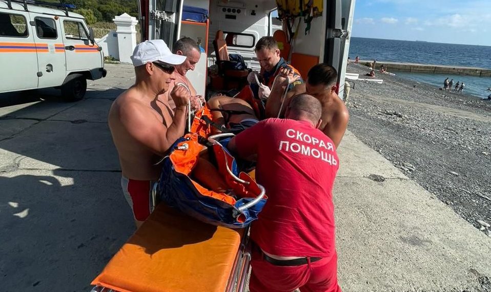 В Новороссийске на мужчину со скалы упал камень