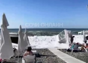 В Сочи спасательная вышка упала на мужчину