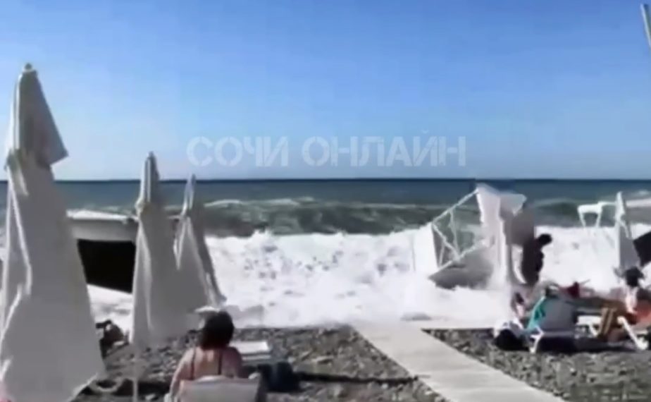 В Сочи спасательная вышка упала на мужчину