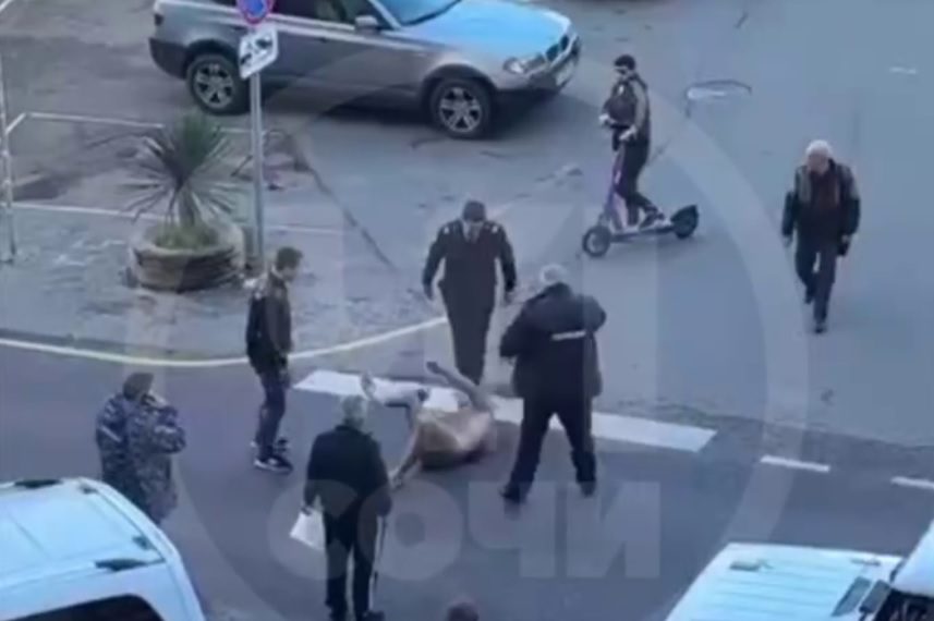 В Сочи полуголый мужчина кричал и кидался на машины