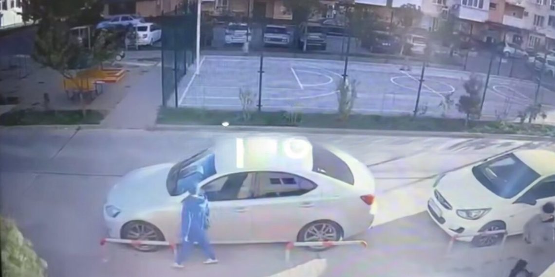 В Краснодаре школьники заплевали припаркованный автомобиль