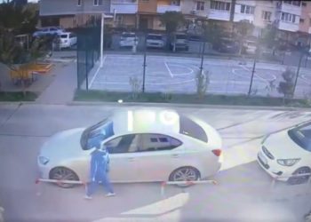 В Краснодаре школьники заплевали припаркованный автомобиль