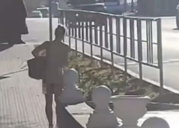 Девушка из-за проблем в личной жизни гуляла голой около кладбища в Новороссийске