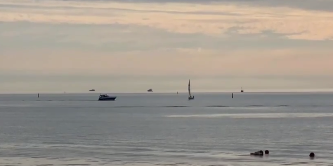 Несколько яхт парили в воздухе в ноябре 2024 года над морем в Сочи