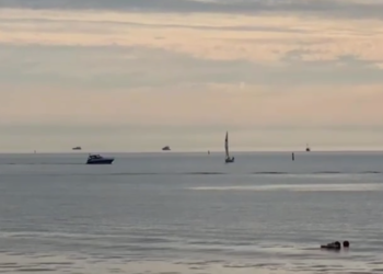 Несколько яхт парили в воздухе в ноябре 2024 года над морем в Сочи