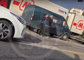 В Сочи избили мужчину, который кидался на машины