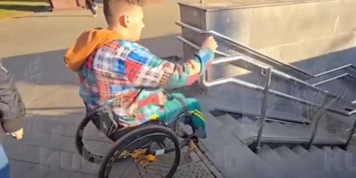 В Краснодаре инвалид-колясочник уже два года не может перейти дорогу к работе