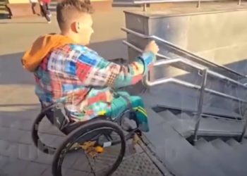 В Краснодаре инвалид-колясочник уже два года не может перейти дорогу к работе