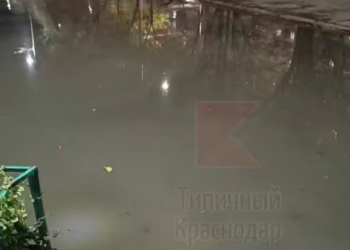 В Краснодаре у одного из домов образовалось фекальное озеро