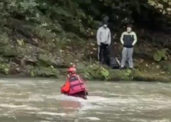 Сочинские спасатели эвакуировали мужчин, застрявших на берегу из-за подъема реки