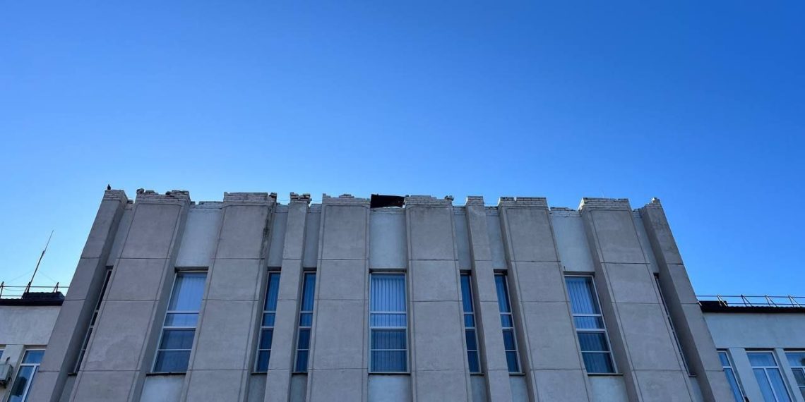 На Кубани ветер сложил пополам металлическую крышу администрации