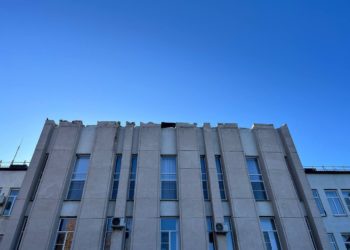 На Кубани ветер сложил пополам металлическую крышу администрации