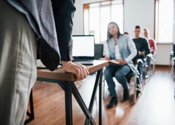 В Краснодаре в аудитории вуза потерял сознание и скончался 17-летний студент