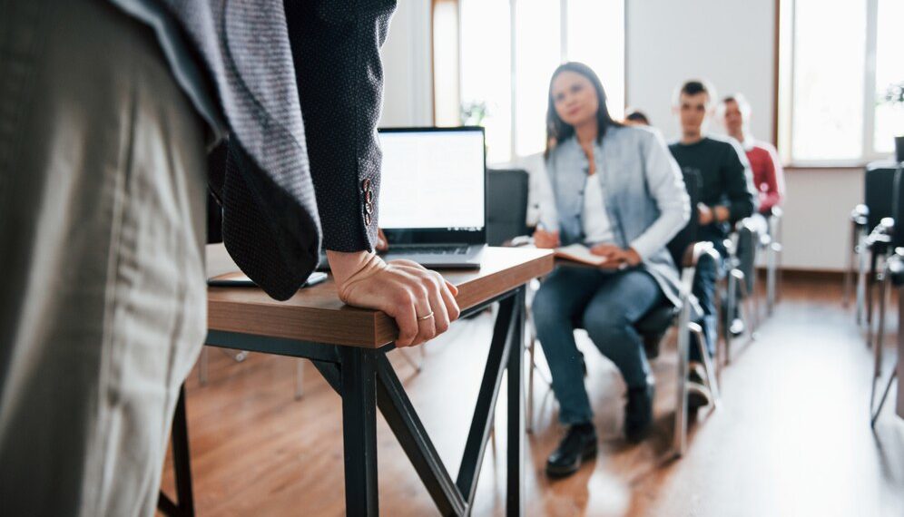 В Краснодаре в аудитории вуза потерял сознание и скончался 17-летний студент