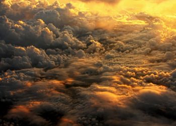 Штормовое предупреждение объявили на Кубани: жителям советуют оставаться дома