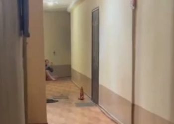 В Краснодаре голый мужчина ломился в чужую квартиру