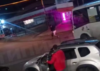 В Сочи мужчина украл бутылку коньяка, а потом с ножом кидался на людей и машины