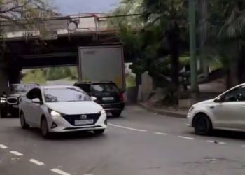 Под «мостом дураков» в Сочи застрял грузовик