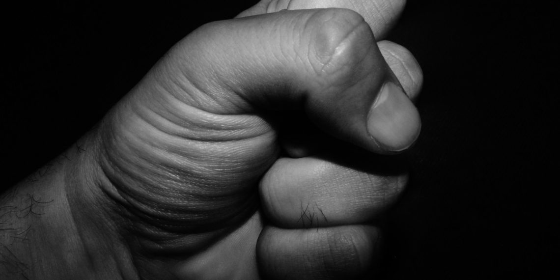 В Краснодаре неадекватный мужчина избил соседок из-за детского плача