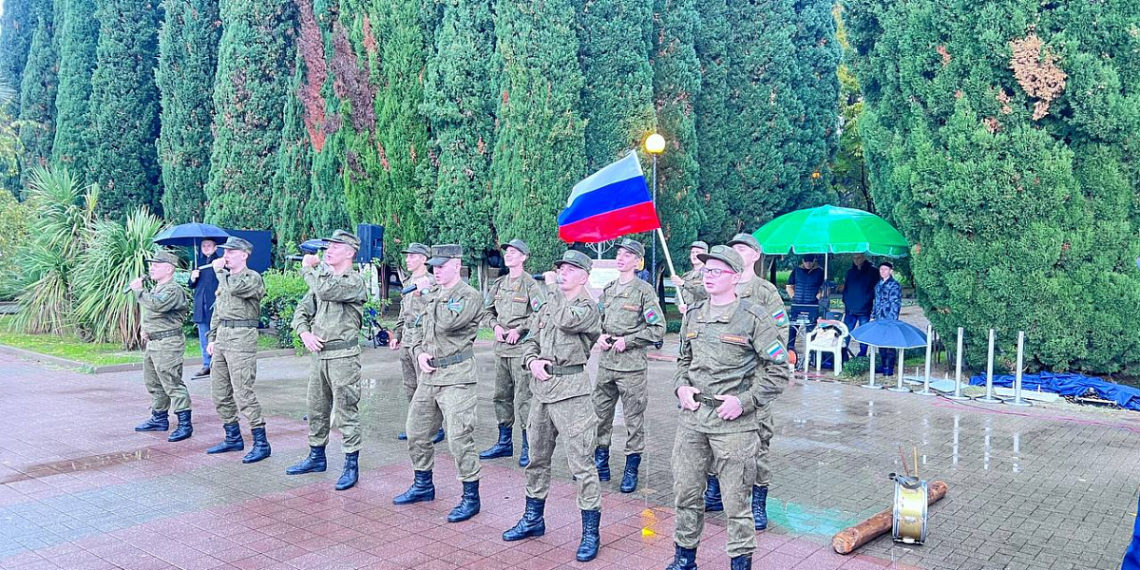 Празднование Дня народного единства в Сочи началось с поднятия флага России