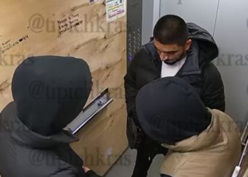 В Краснодаре трое мужчин разбили стекло двери в подъезд в поисках наркотиков