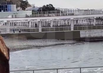 В Сочи мужчина чуть не утонул в Черном море