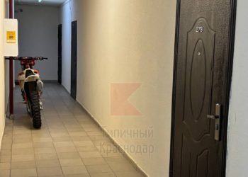 В Краснодаре мужчина превратил подъезд в гараж