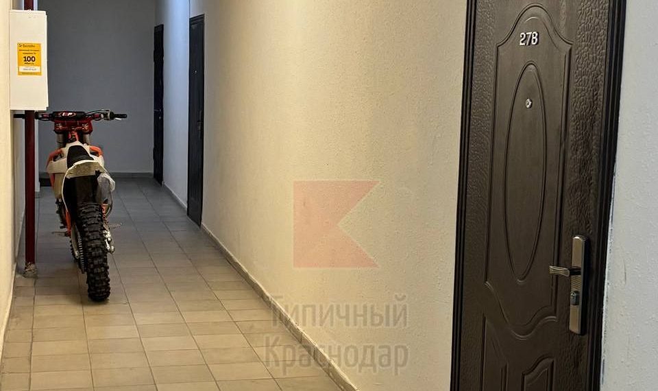 В Краснодаре мужчина превратил подъезд в гараж