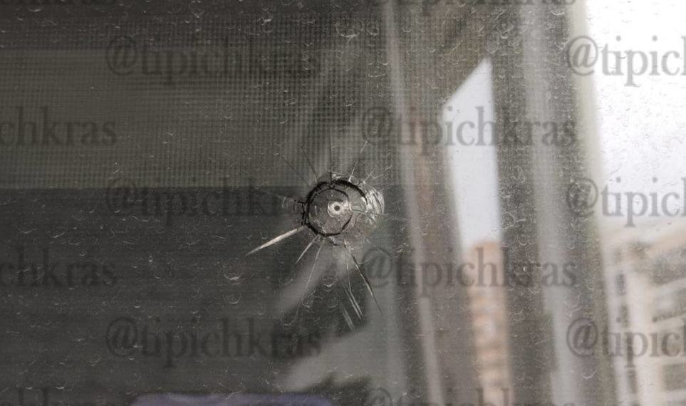 В Краснодаре неизвестный выстрелил по окну в детской комнате многоэтажки