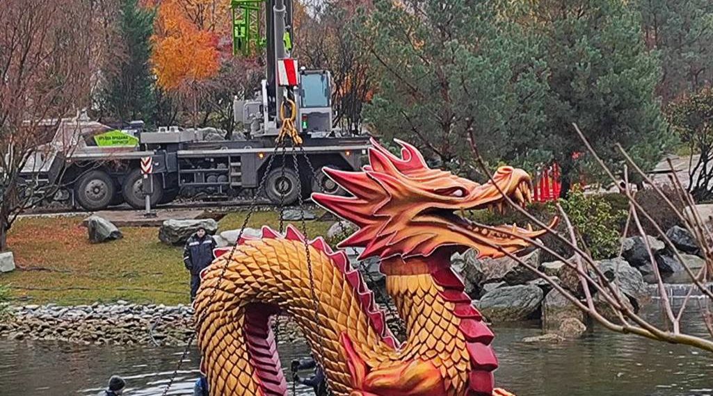 В Краснодаре выпал первый снег, а в парке Галицкого устанавливают дракона