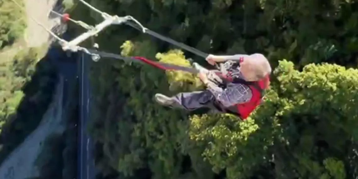 Новое достижение: в Сочи 94-летний пенсионер прокатился на самых высоких качелях в мире