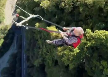 Новое достижение: в Сочи 94-летний пенсионер прокатился на самых высоких качелях в мире