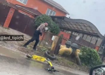 В Краснодаре мужчина избил самокат