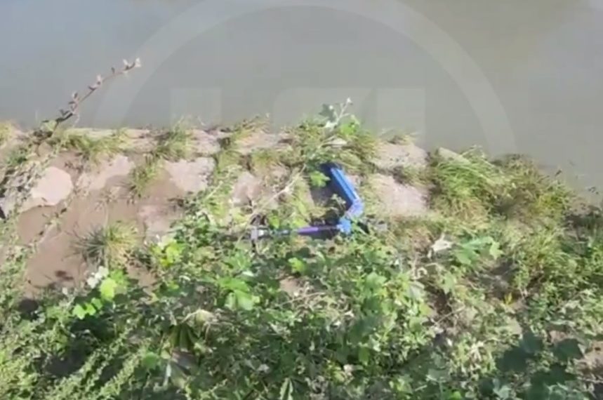 В Сочи вандалы выбросили электросамокат в реку