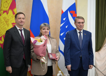 В Сочи многодетным матерям вручили знаки почета и выбрали супермам