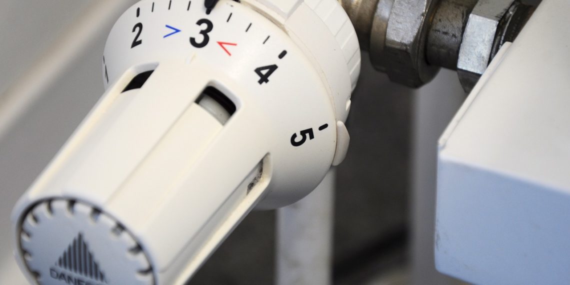 В Сочи стартовал отопительный сезон, но жителям холодно